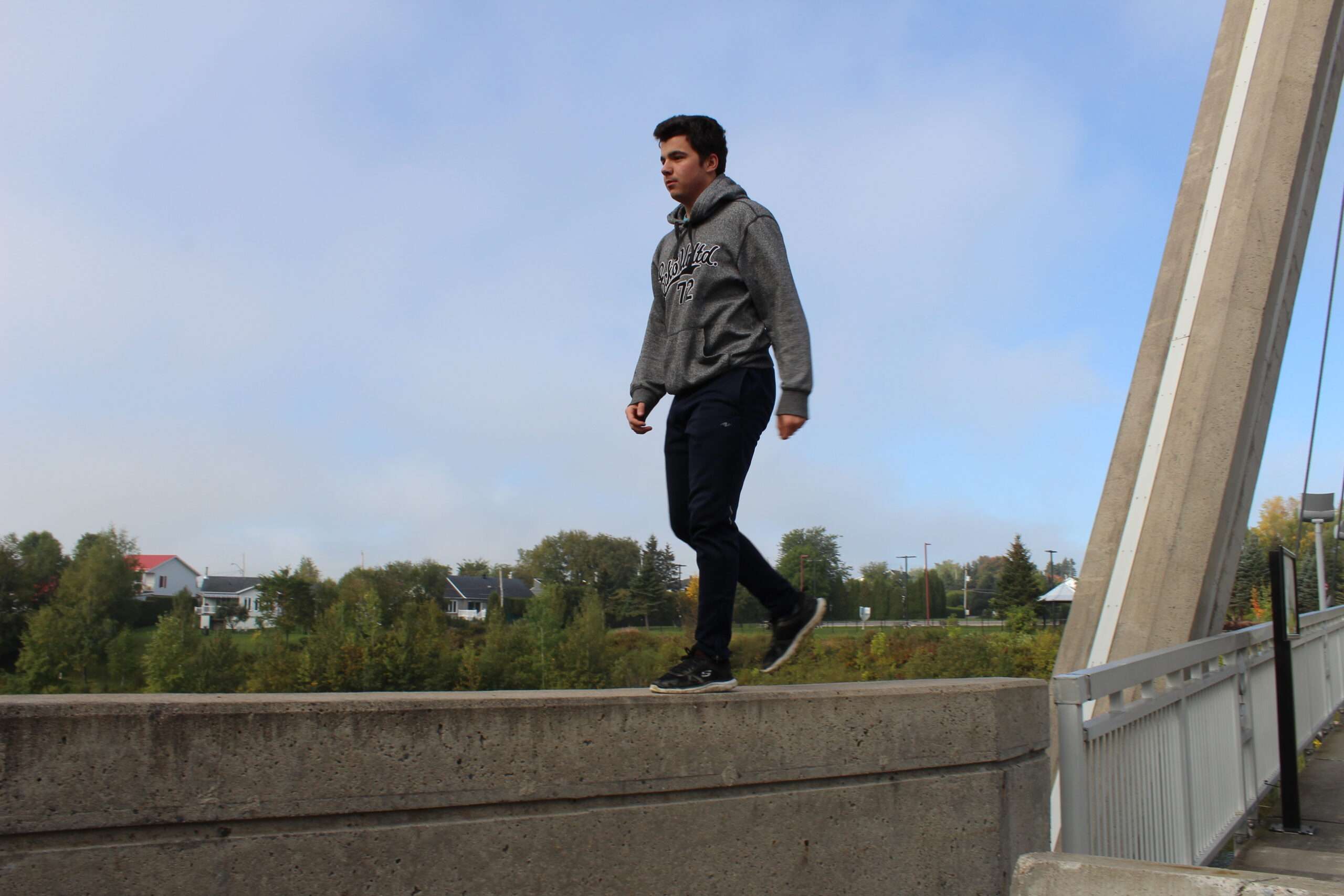 découvrez les bases de l'art du déplacement pour débutants et apprenez les techniques essentielles pour maîtriser cet art urbain en toute sécurité.