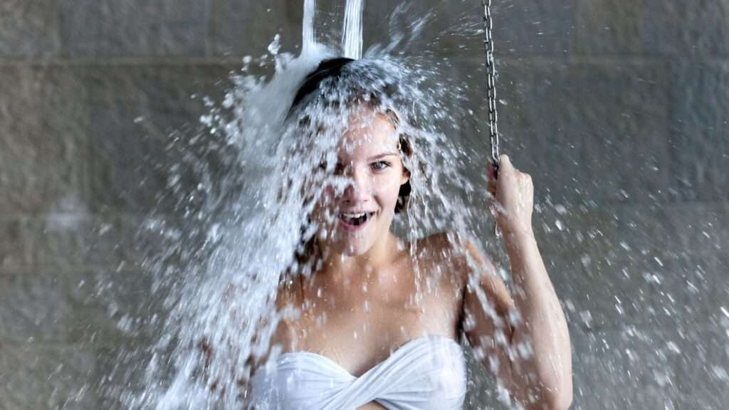découvrez les bienfaits de la douche froide pour le corps et l'esprit : revitalisation, renforcement du système immunitaire et amélioration du bien-être mental.