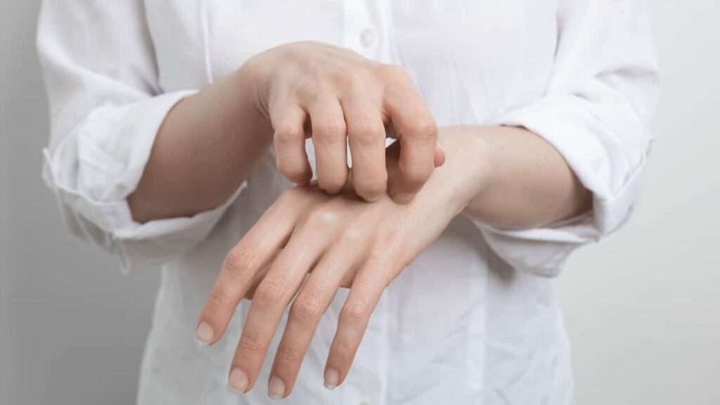 découvrez les causes courantes de démangeaisons à la main gauche et les solutions efficaces pour soulager rapidement cet inconfort.