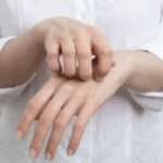 Pourquoi la main gauche gratte : causes et solutions efficaces