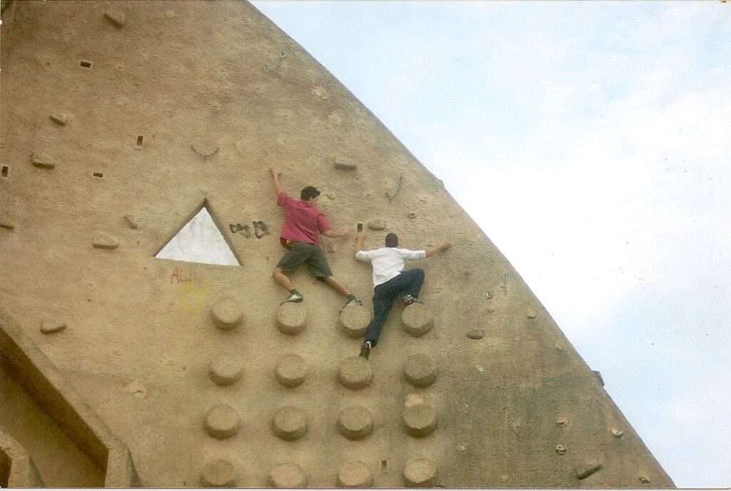 découvrez l'incroyable influence de david belle, pionnier du parkour, sur le cinéma d'action et d'aventure. plongez dans l'univers dynamique et spectaculaire du parkour à travers ses performances uniques.