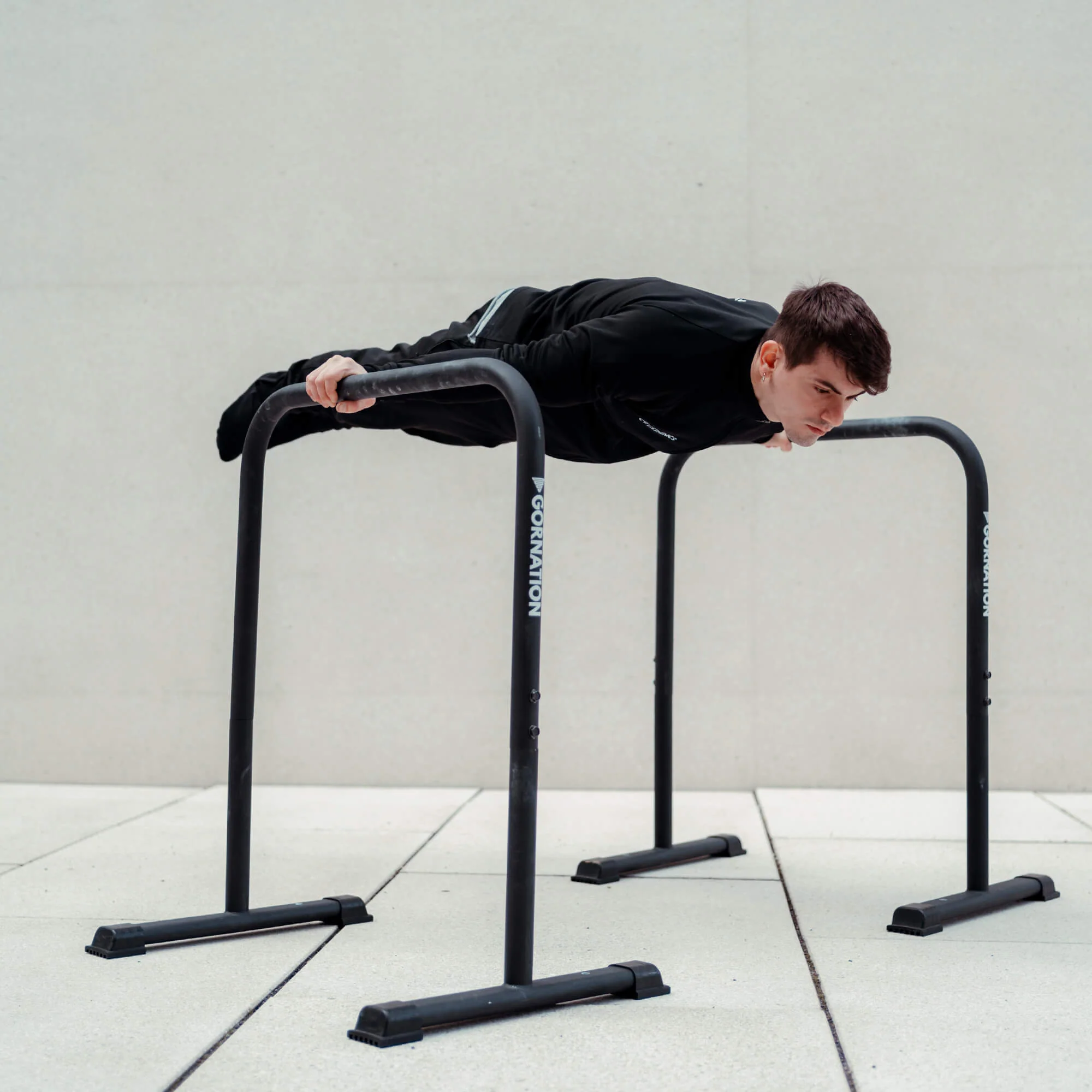 découvrez nos dip bars robustes et ergonomiques, idéals pour renforcer vos bras, épaules et poitrine. parfaits pour un entraînement complet à domicile ou en salle.