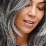 Premiers cheveux blancs : causes, prévention et conseils pratiques