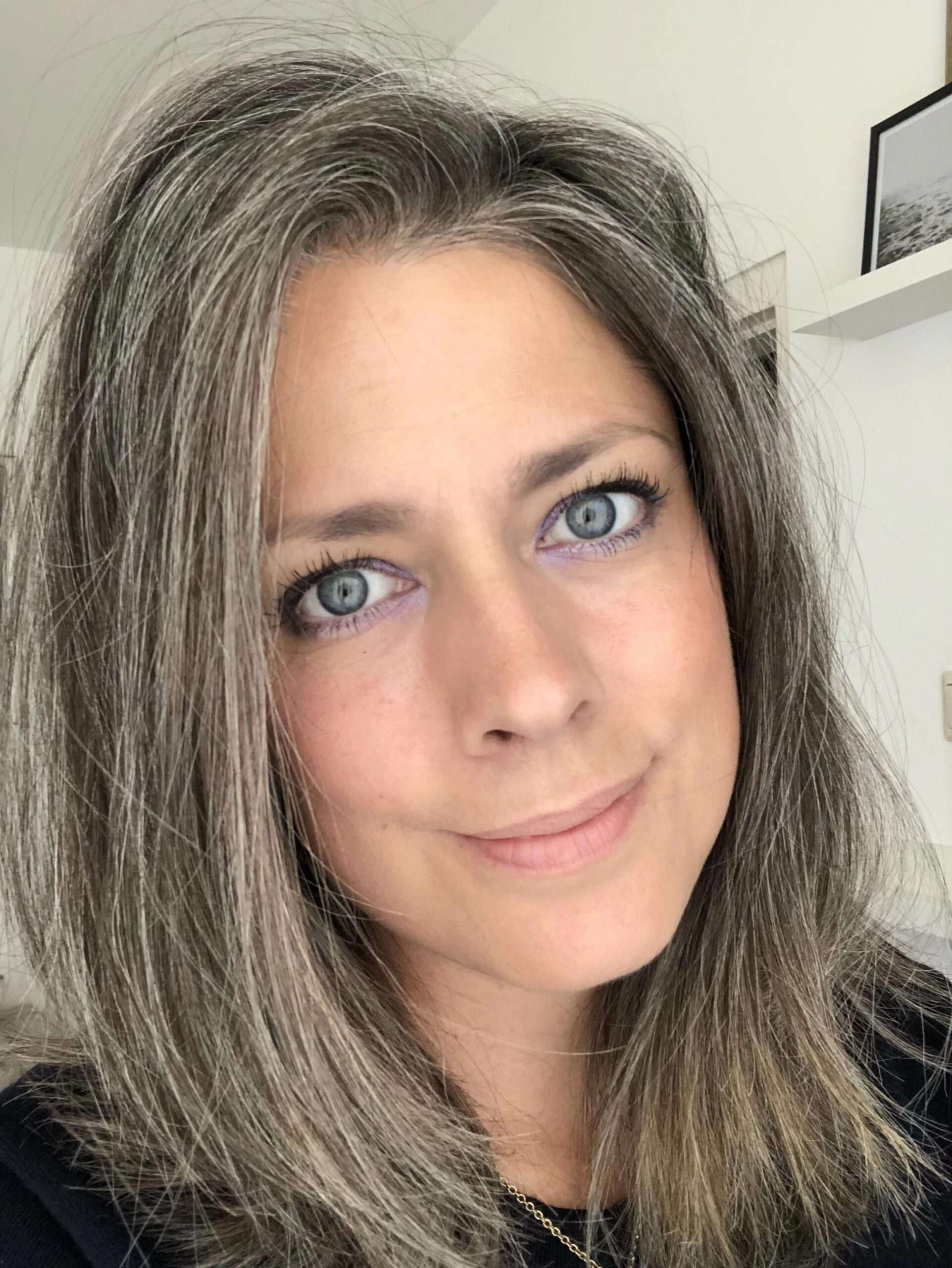 découvrez tout sur les cheveux gris : causes, soins et astuces pour les sublimer naturellement.