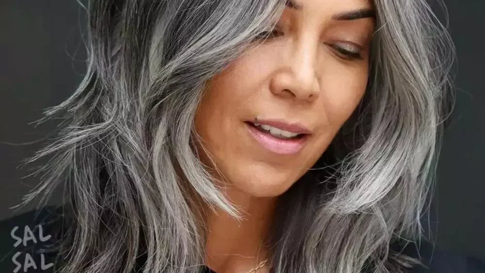 découvrez nos conseils et solutions pour prendre soin des cheveux gris, sublimer votre naturel et adopter un style élégant.