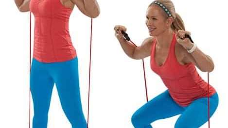 découvrez comment réaliser un squat avec une bande de résistance pour tonifier vos jambes et améliorer votre force musculaire de manière efficace et sécurisée.