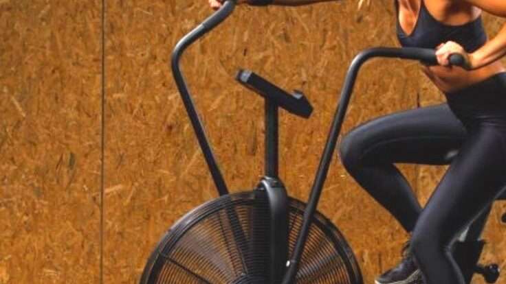 découvrez les bienfaits de l'air bike pour améliorer votre endurance, brûler des calories rapidement et renforcer votre cardio de manière efficace.