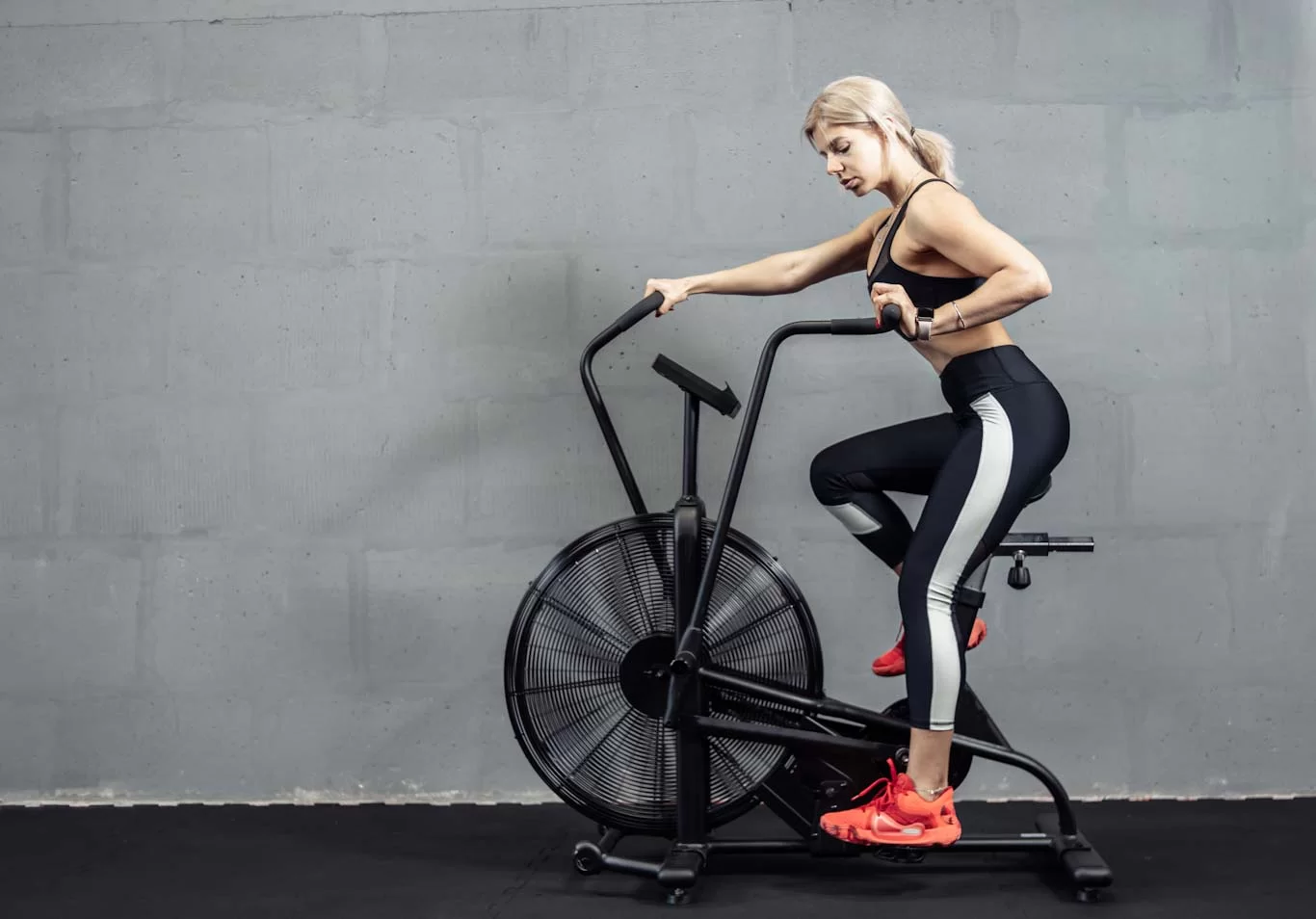 découvrez les bienfaits de l'air bike pour améliorer votre condition physique, brûler des calories efficacement et renforcer votre endurance.
