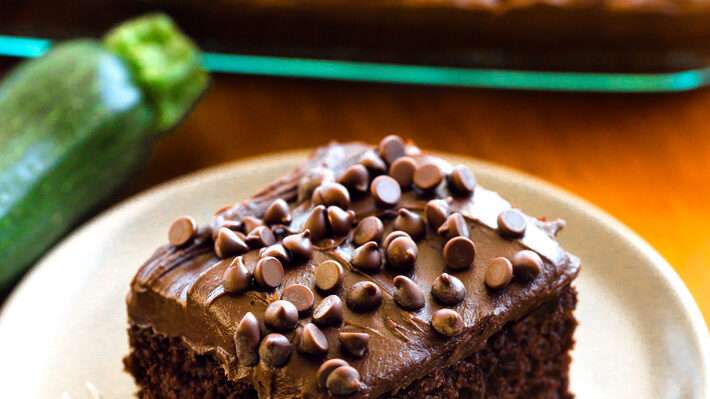 découvrez notre recette moelleuse de gâteau au chocolat et courgette, un dessert gourmand et sain qui allie saveurs riches et texture fondante.