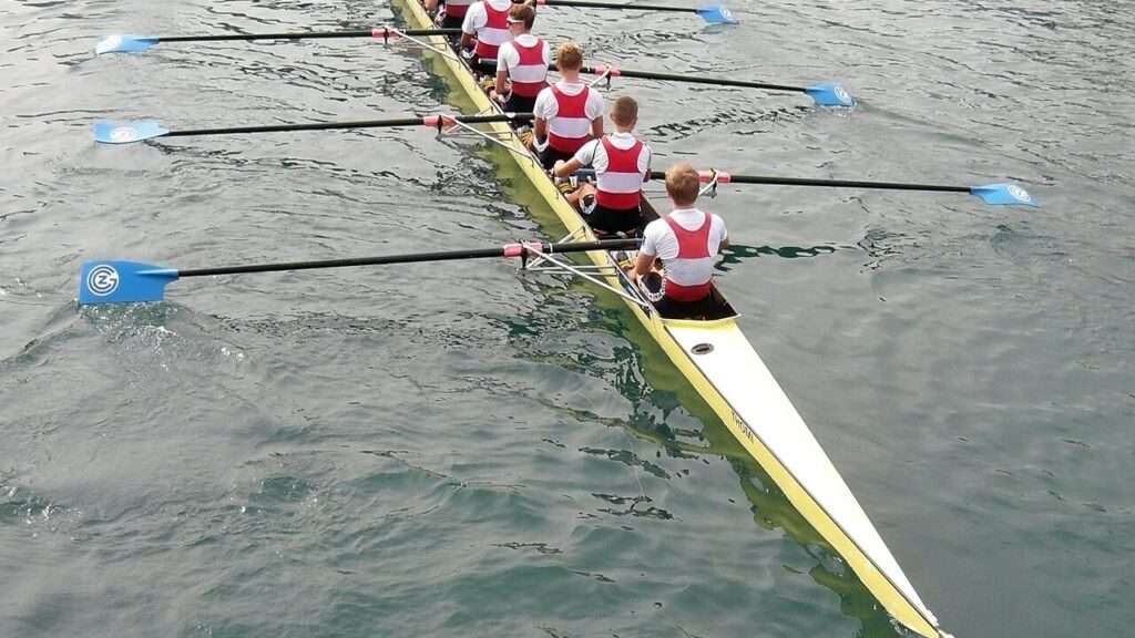 découvrez les bienfaits de l'aviron, un sport complet alliant endurance, force et coordination, accessible à tous les niveaux.