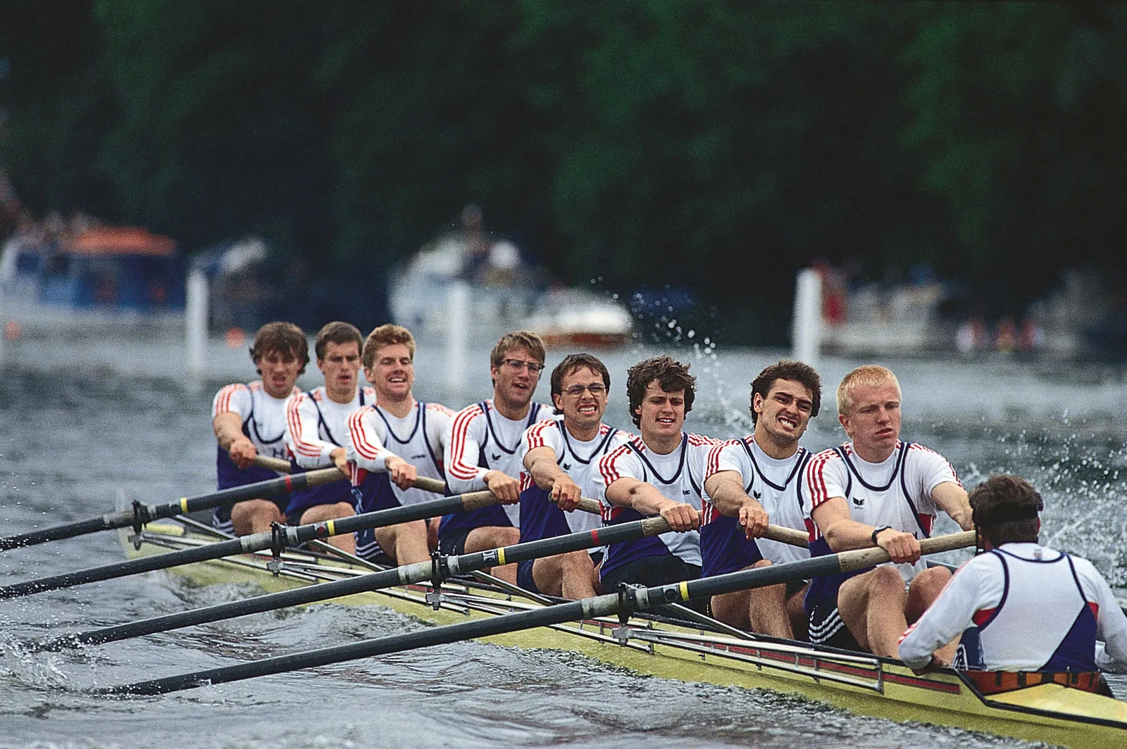découvrez l'aviron, un sport nautique alliant force, endurance et technique pour naviguer en harmonie sur l'eau.